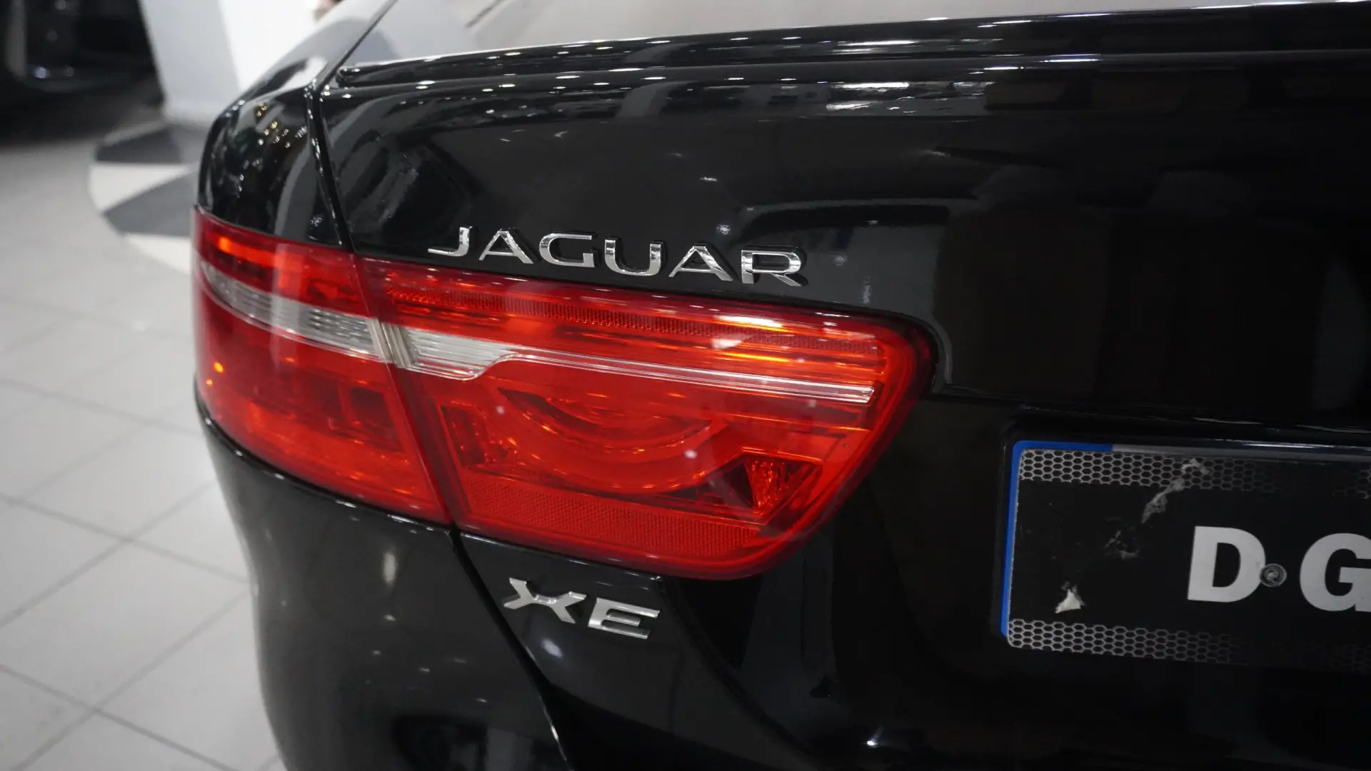 Jaguar XE 2.0 D Prestige 9