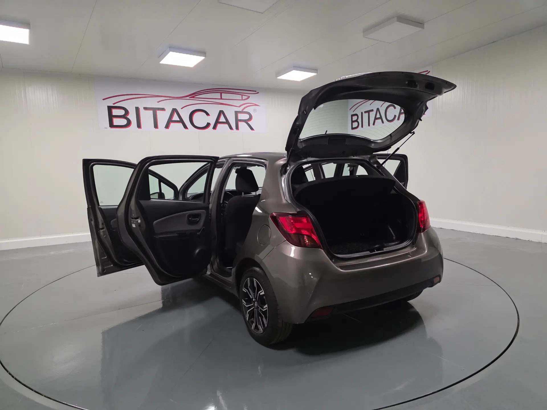 Toyota Yaris 1.5 HSD Comfort+P.Style 54