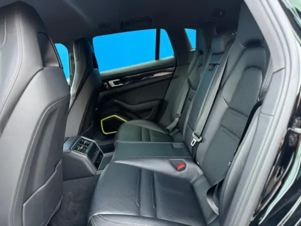 Porsche Panamera Sport Turismo 4 E-Hybrid 12