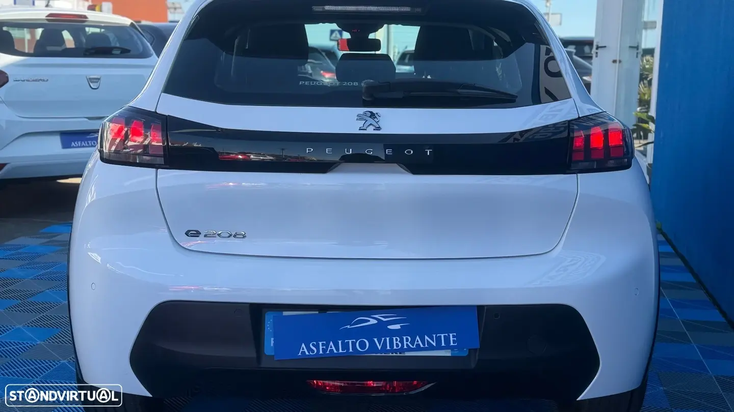 Peugeot e-208 4
