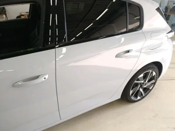 Peugeot 308 1.6 Hybrid Allure e-EAT8 6