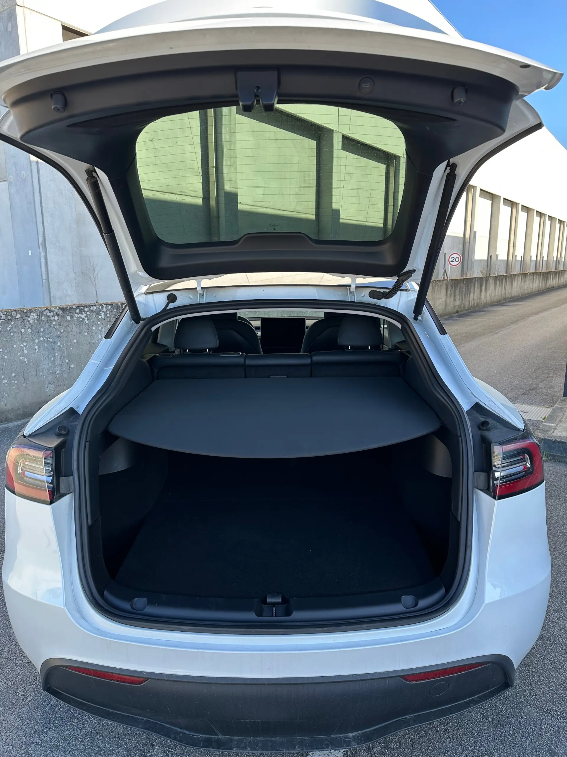 Tesla Model Y RWD 8