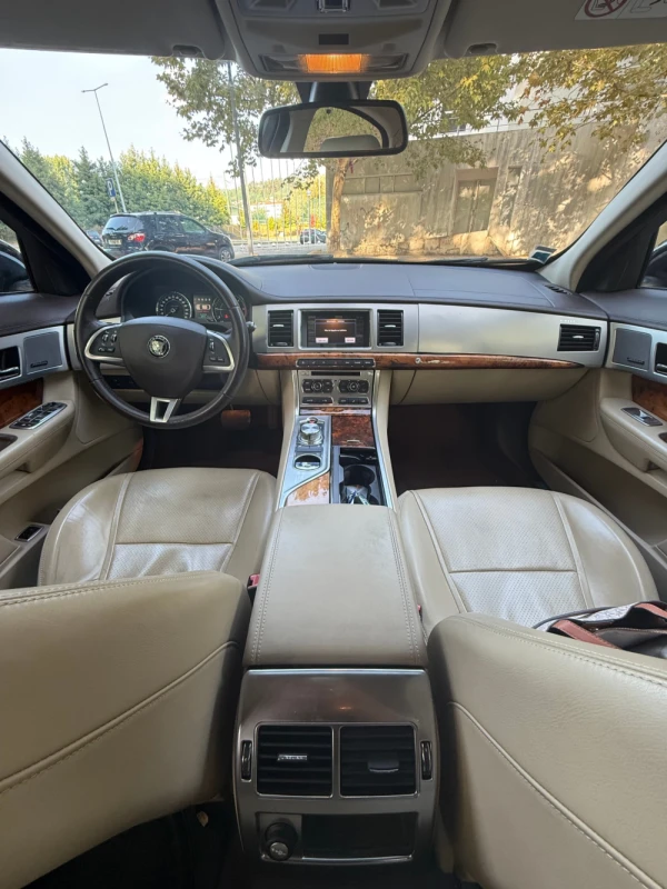 Jaguar XF 8