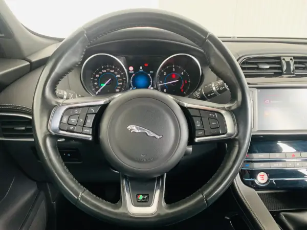 Jaguar F-Pace 2.0 i4D R-Sport AWD 11