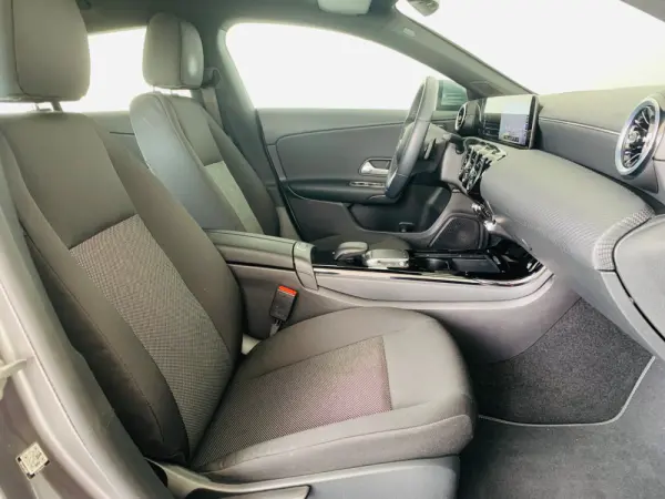 Mercedes-Benz CLA 180 7G-DCT Progressive 43