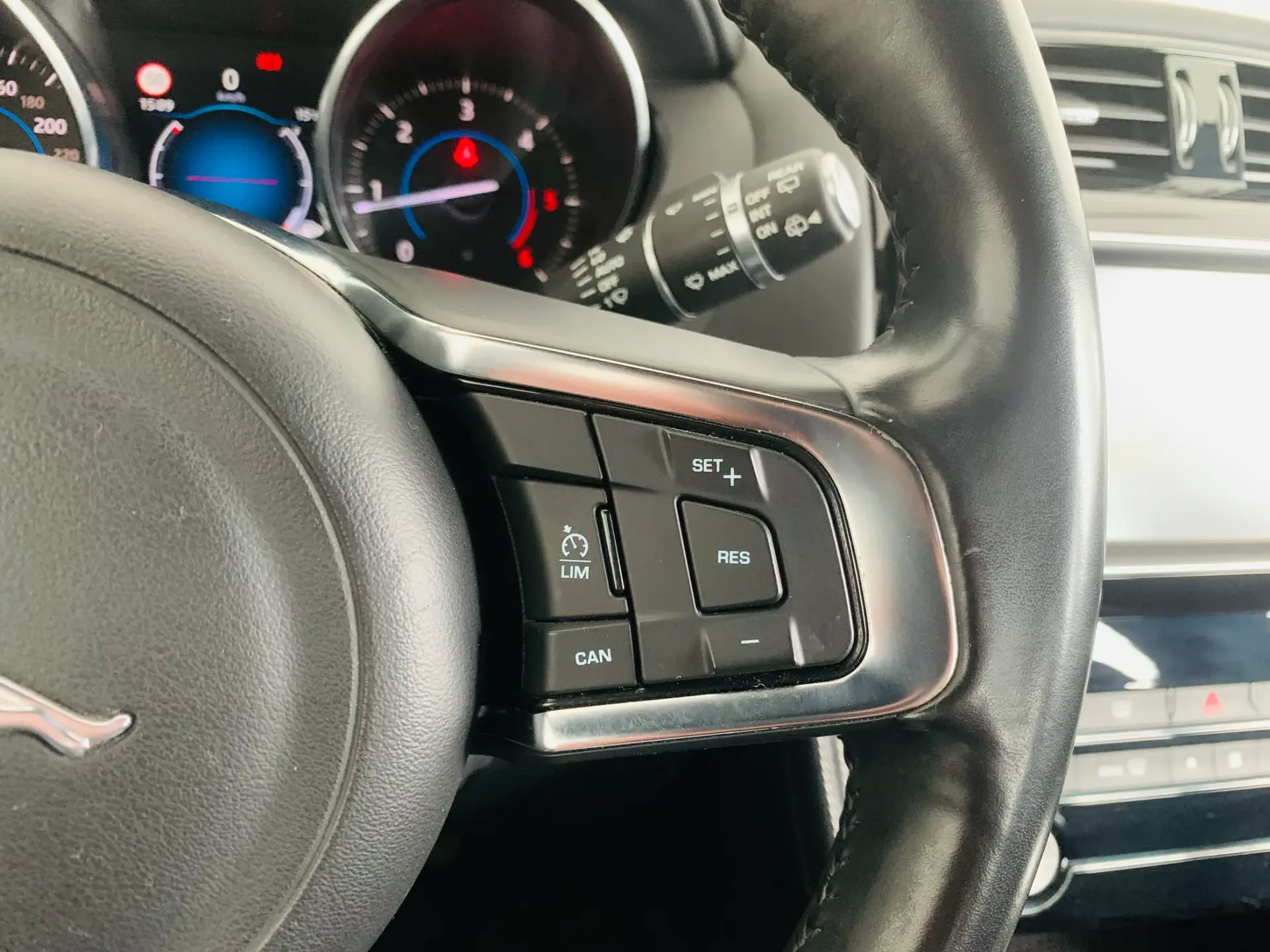 Jaguar F-Pace 2.0 i4D R-Sport AWD 13