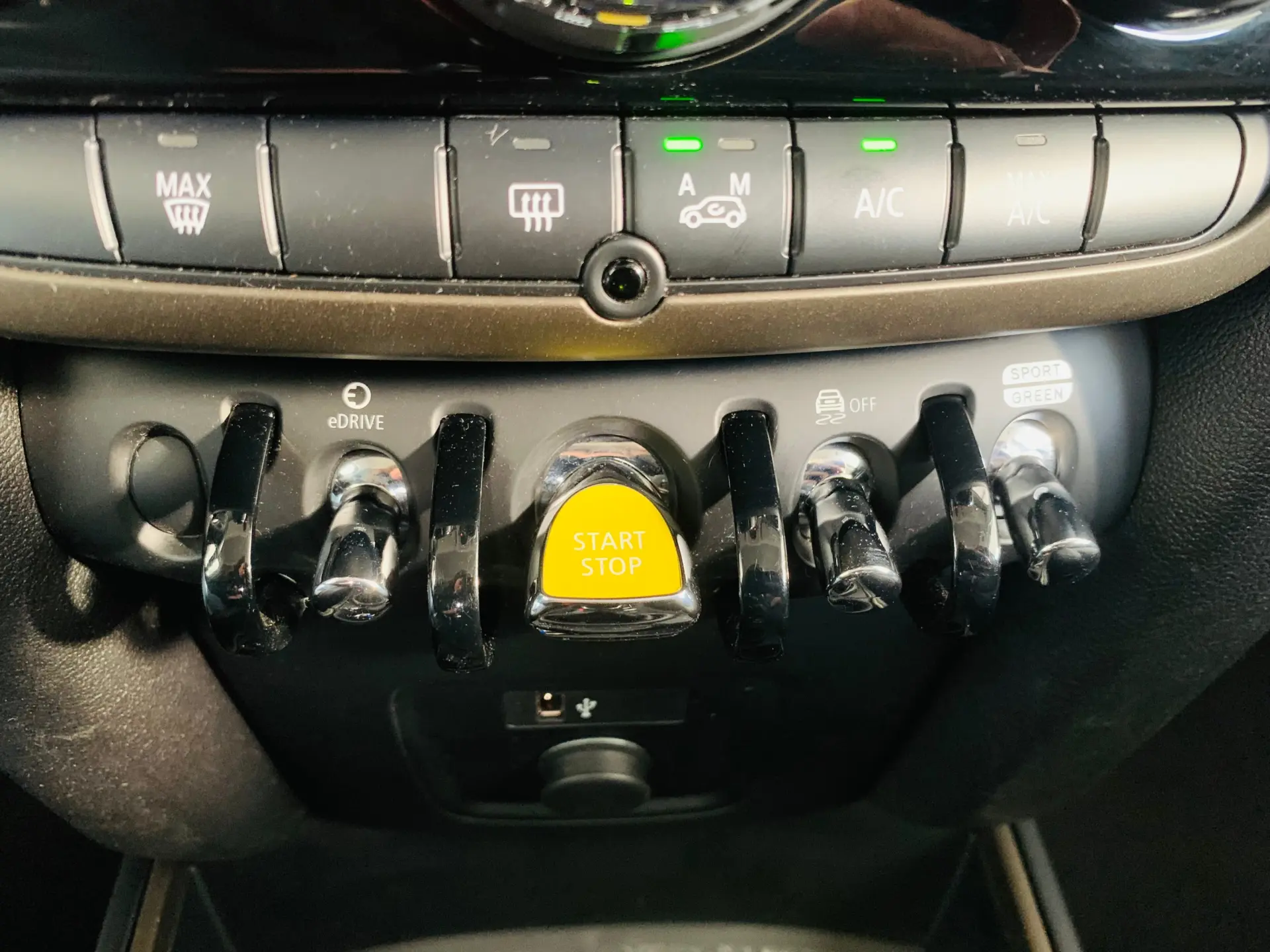 MINI Countryman Cooper SE ALL4 Auto 32