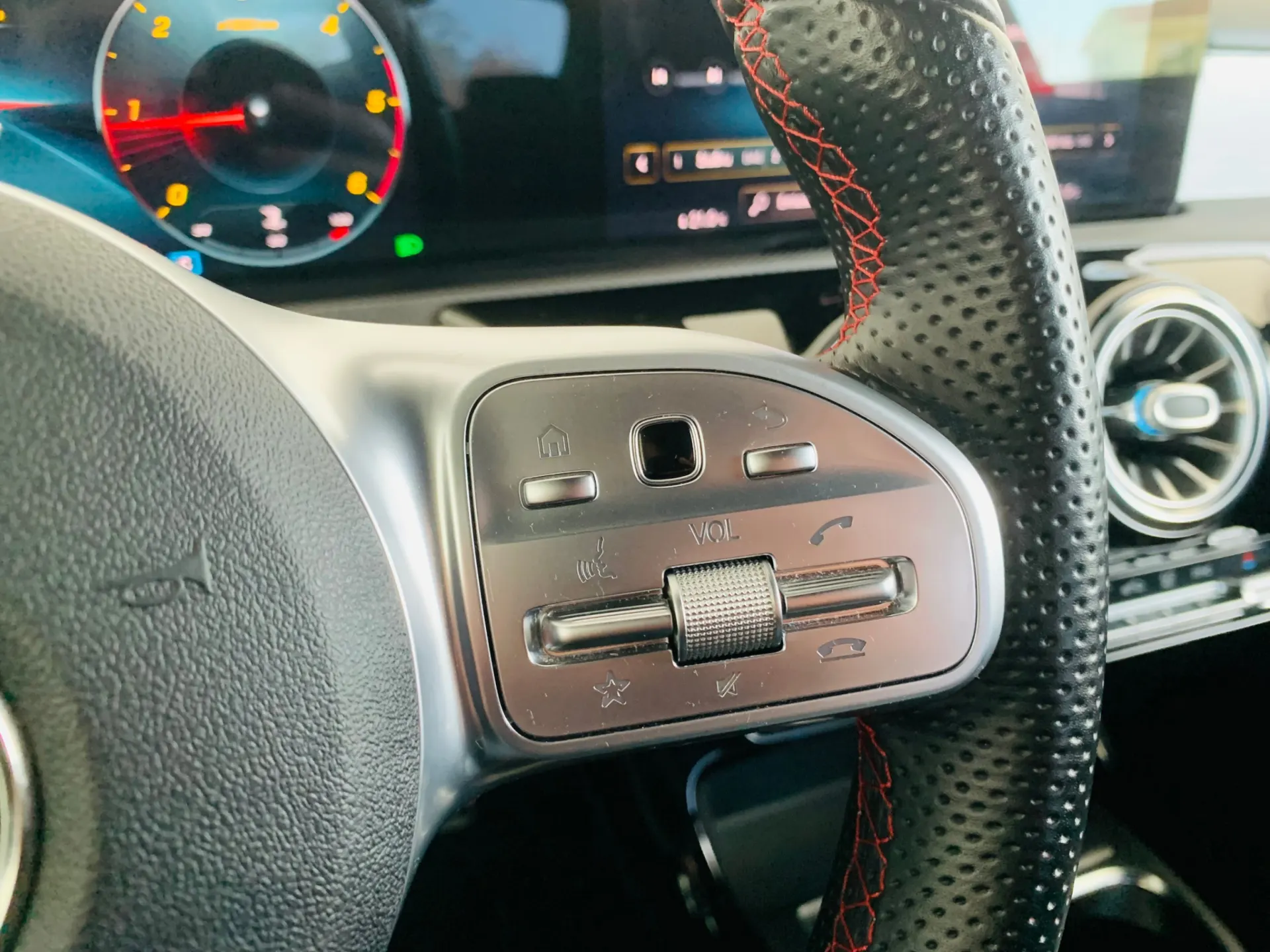 Mercedes-Benz A 180 Limousine d AMG Line 14