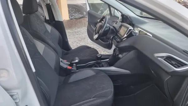 Peugeot 2008 1.2 PureTech Style 9