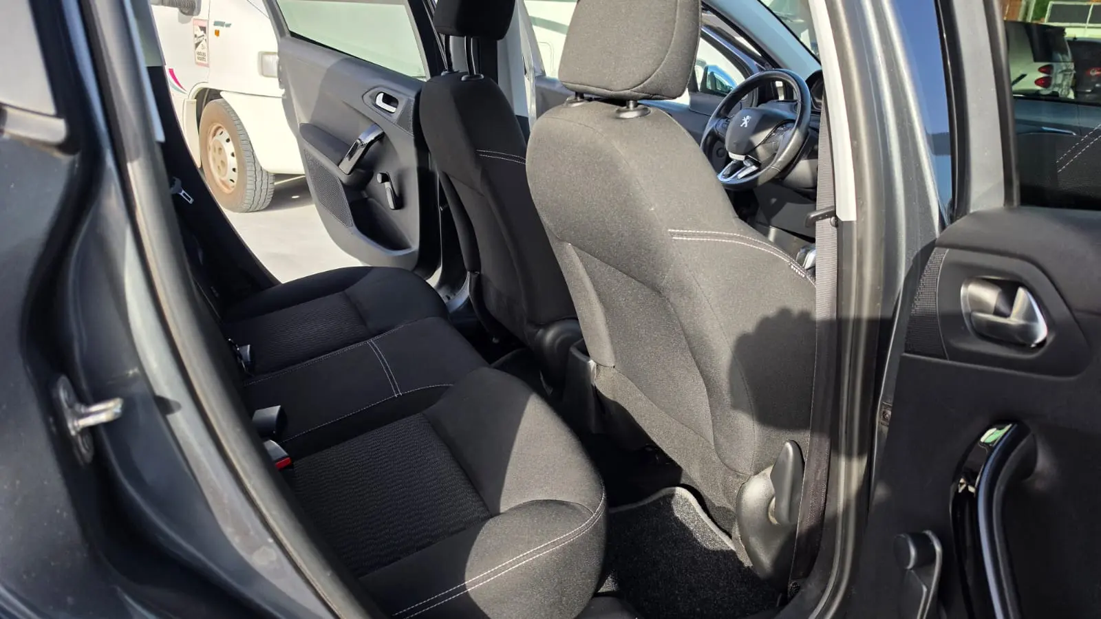 Peugeot 208 1.6 BlueHDi Allure 14