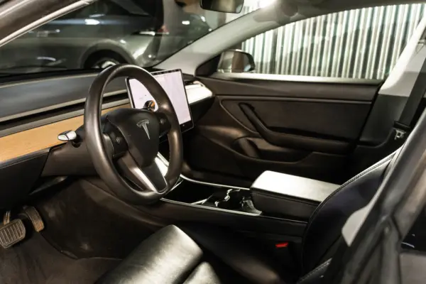 Tesla Model 3 Long-Range Dual Motor AWD 18