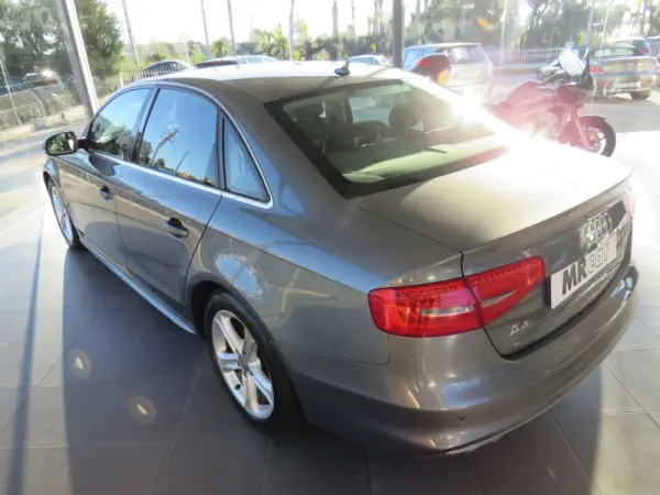 Audi A4 2.0 TDI SPORT 1
