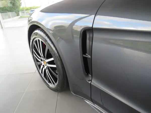 Porsche Panamera 4 E-Hybrid 12