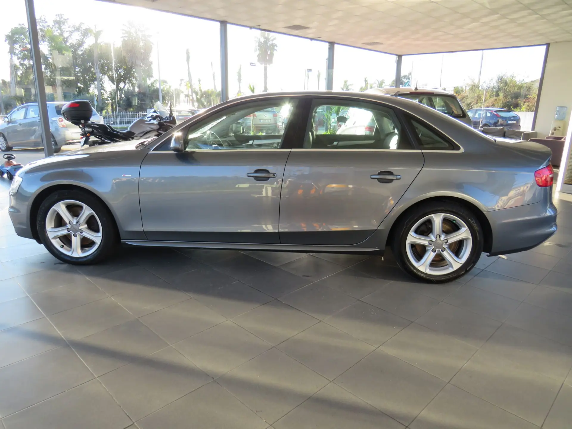 Audi A4 2.0 TDI SPORT 3