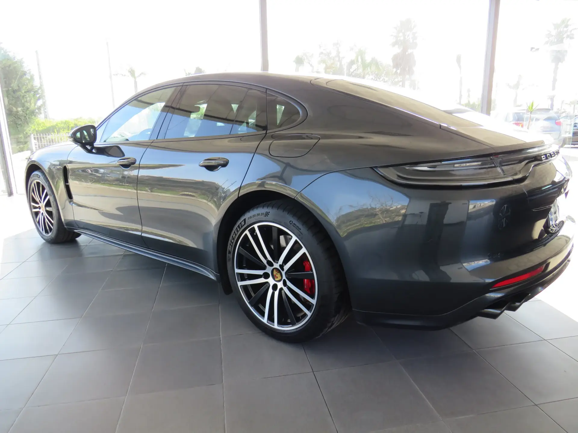 Porsche Panamera 4 E-Hybrid 5