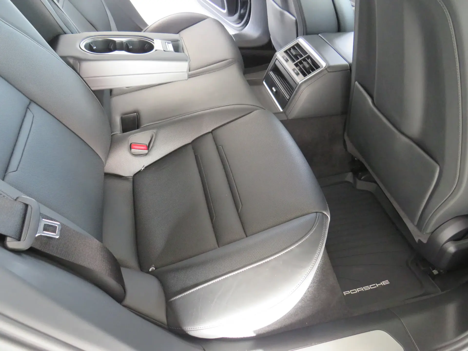 Porsche Panamera 4 E-Hybrid 32