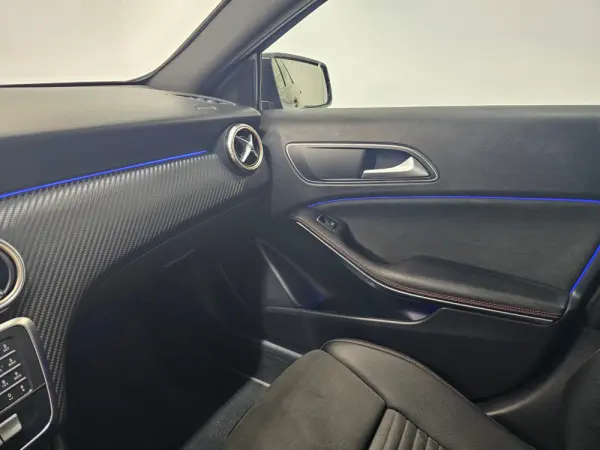 Mercedes-Benz A 180 d 7G-DCT AMG Line 11