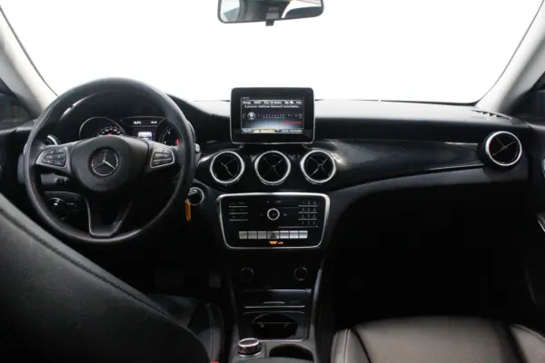 Mercedes-Benz CLA 200 8