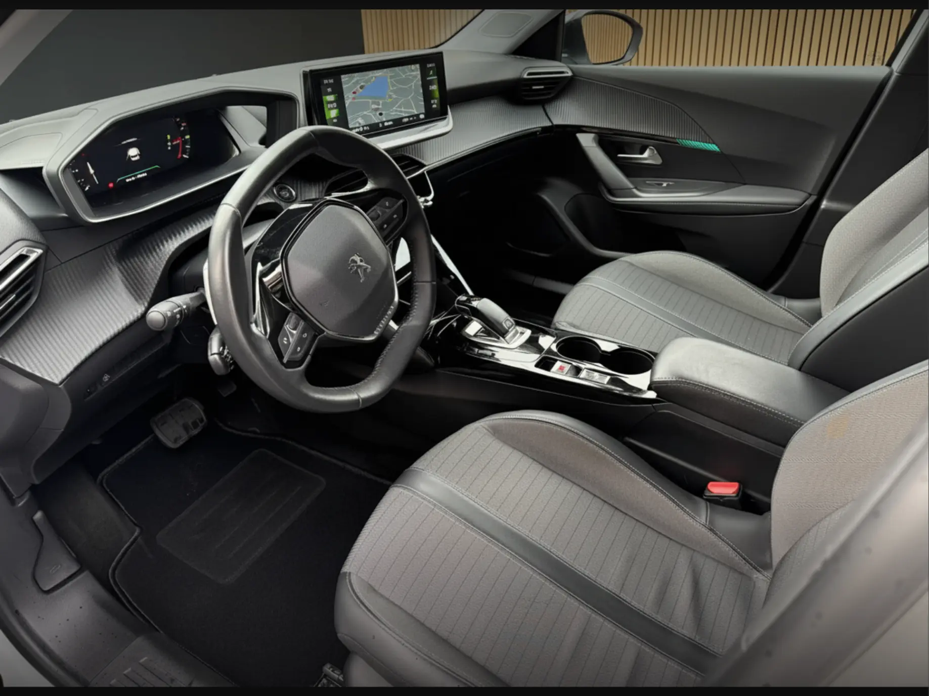 Peugeot 2008 1.2 PureTech Allure Pack 6
