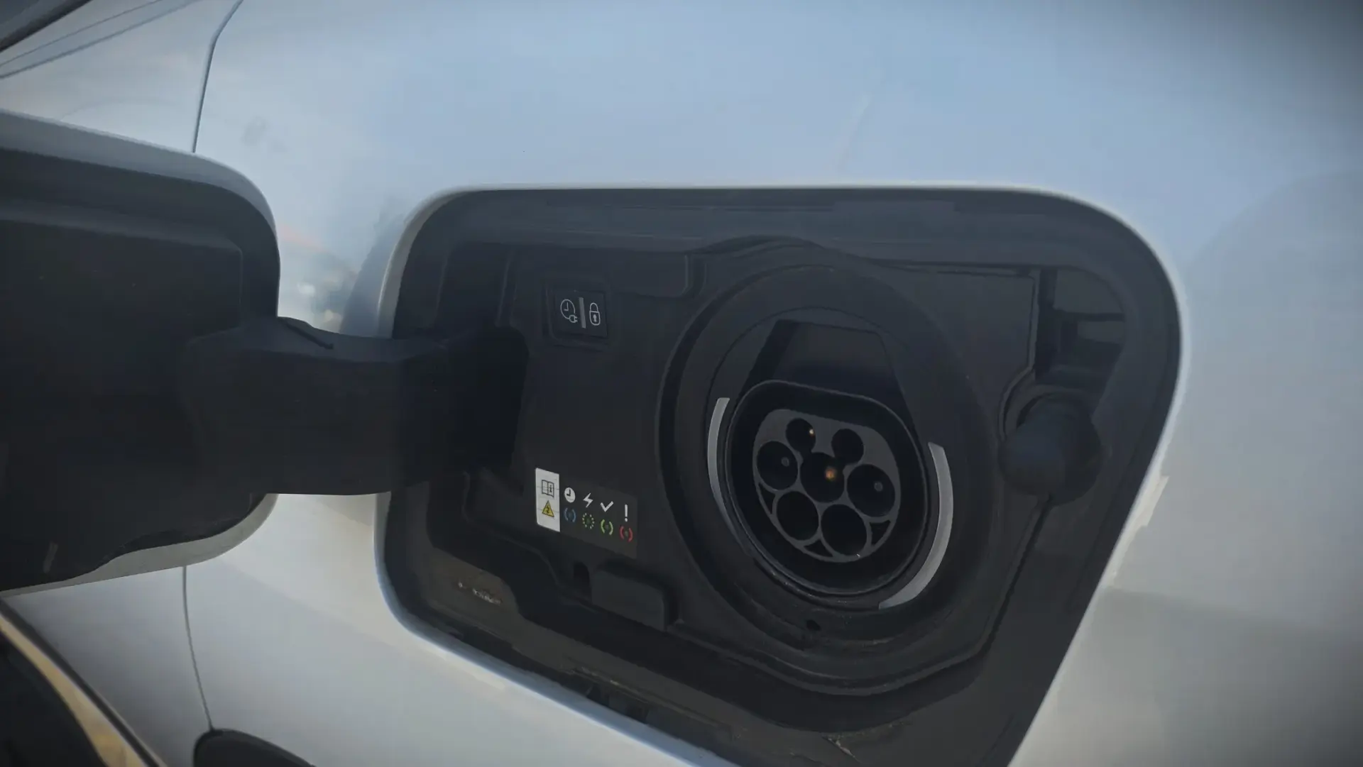 Peugeot 3008 1.6 HYBRID EAT8 ALLURE 11