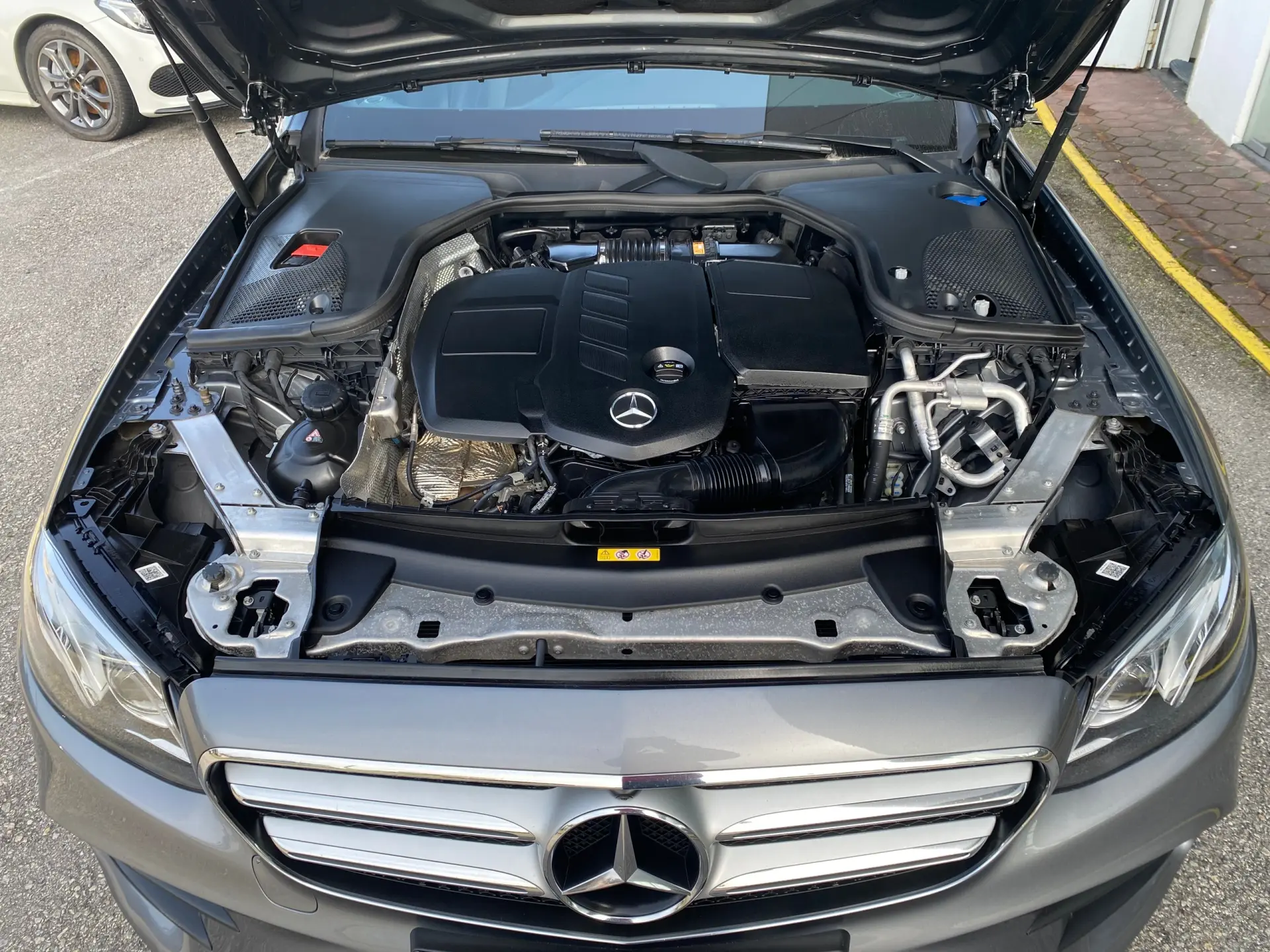 Mercedes-Benz E 220 d AMG Line 37