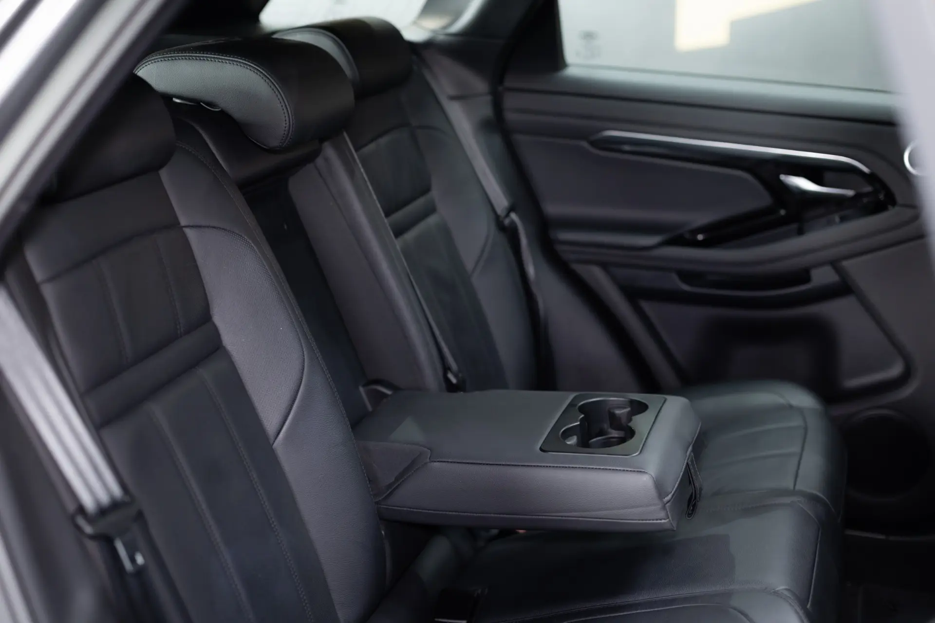 Land Rover Range Rover Evoque 1.5 P300e AWD Dynamic SE 18