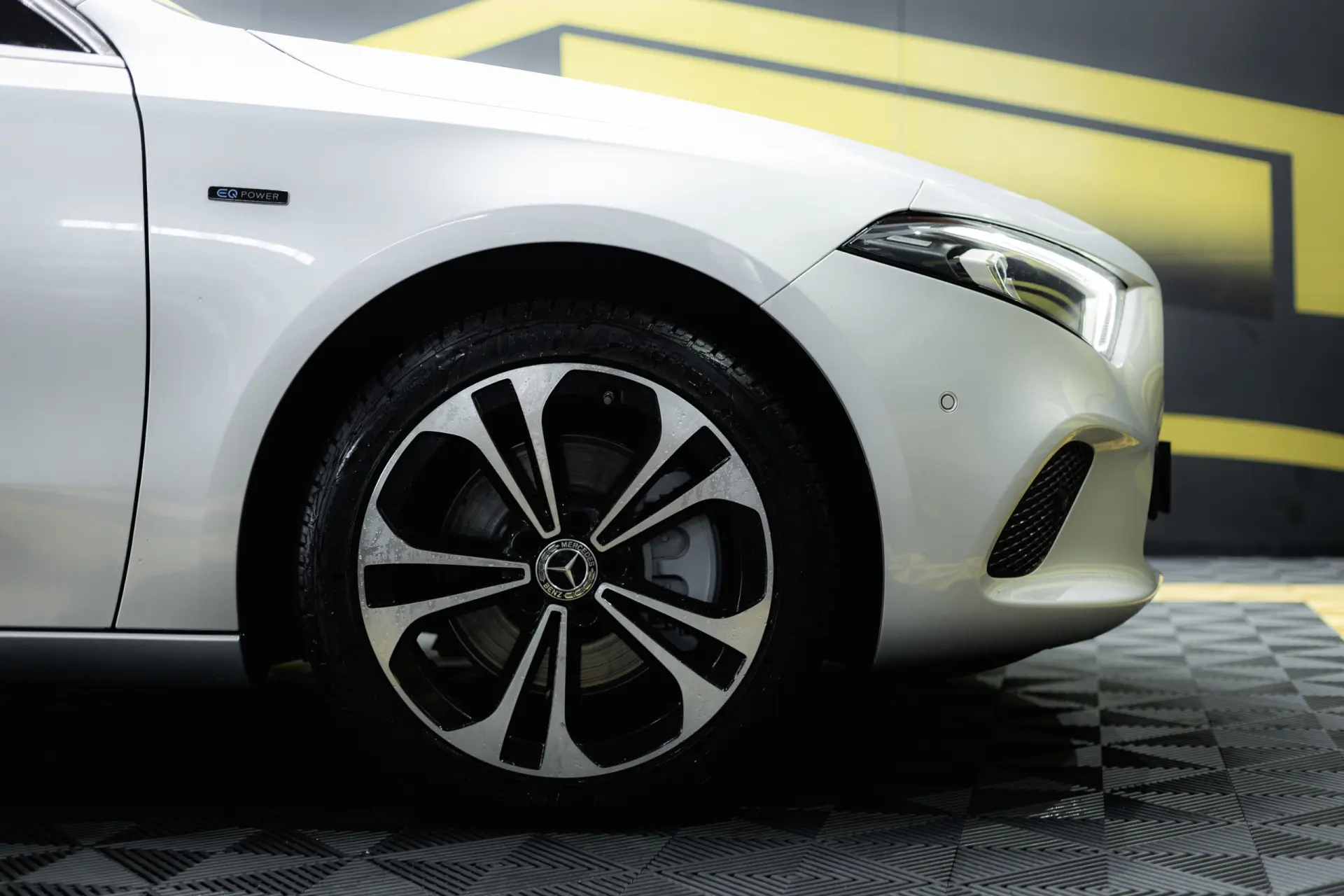 Mercedes-Benz A 250 e Progressive 12