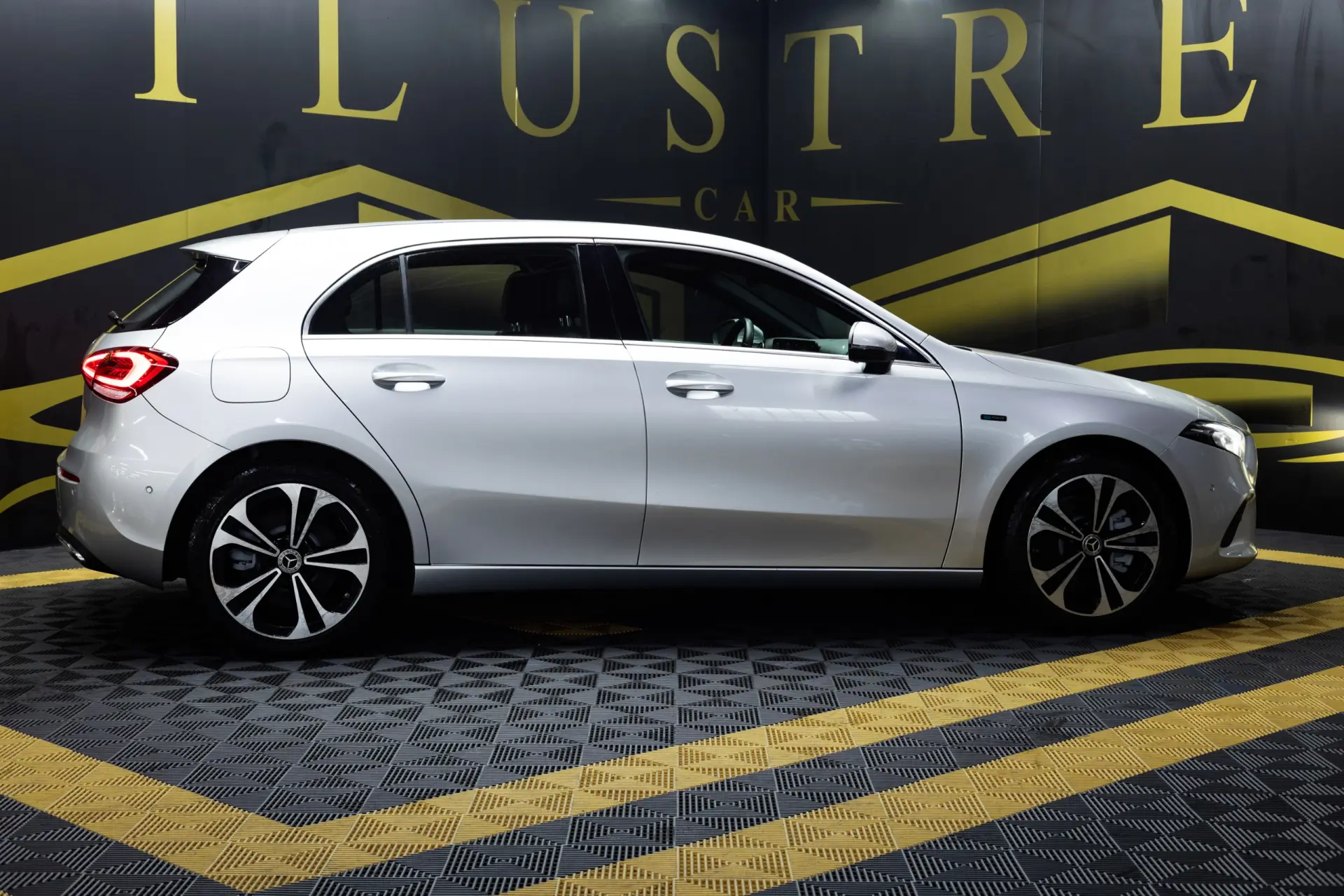 Mercedes-Benz A 250 e Progressive 4