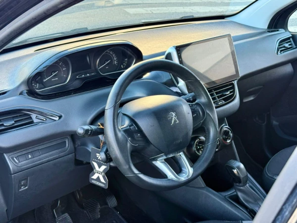 Peugeot 208 8