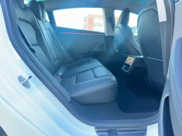 Tesla Model 3 Standard Range RWD Business 9