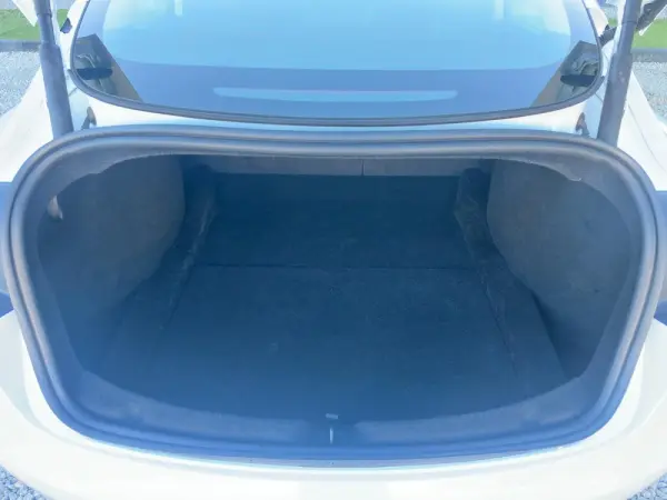 Tesla Model 3 Standard Range RWD Business 21