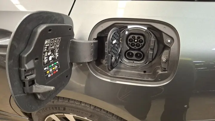 Mercedes-Benz C 300 e T 9G-TRONIC AMG Line 11