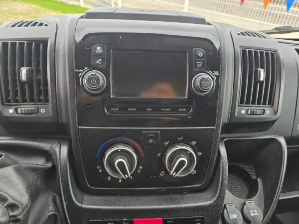 Citroën Jumpy 2.0 BlueHDi M Confort Semi-Vidrado 15