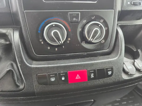 Citroën Jumpy 2.0 BlueHDi M Confort Semi-Vidrado 19