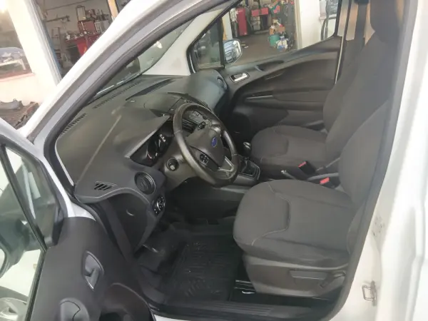 Ford Tourneo Courier 1.5 TDCi Ambiente 9