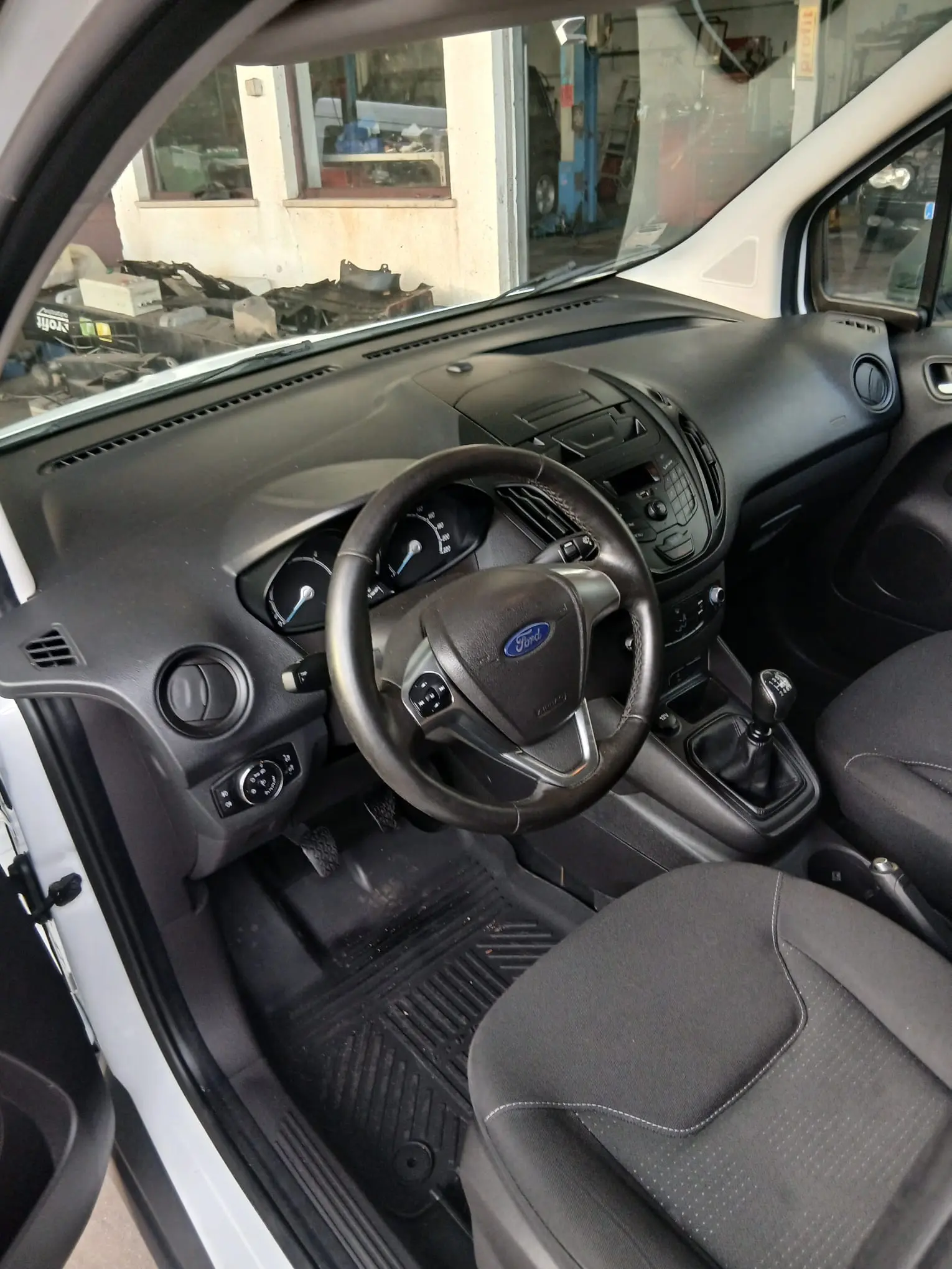 Ford Tourneo Courier 1.5 TDCi Ambiente 10