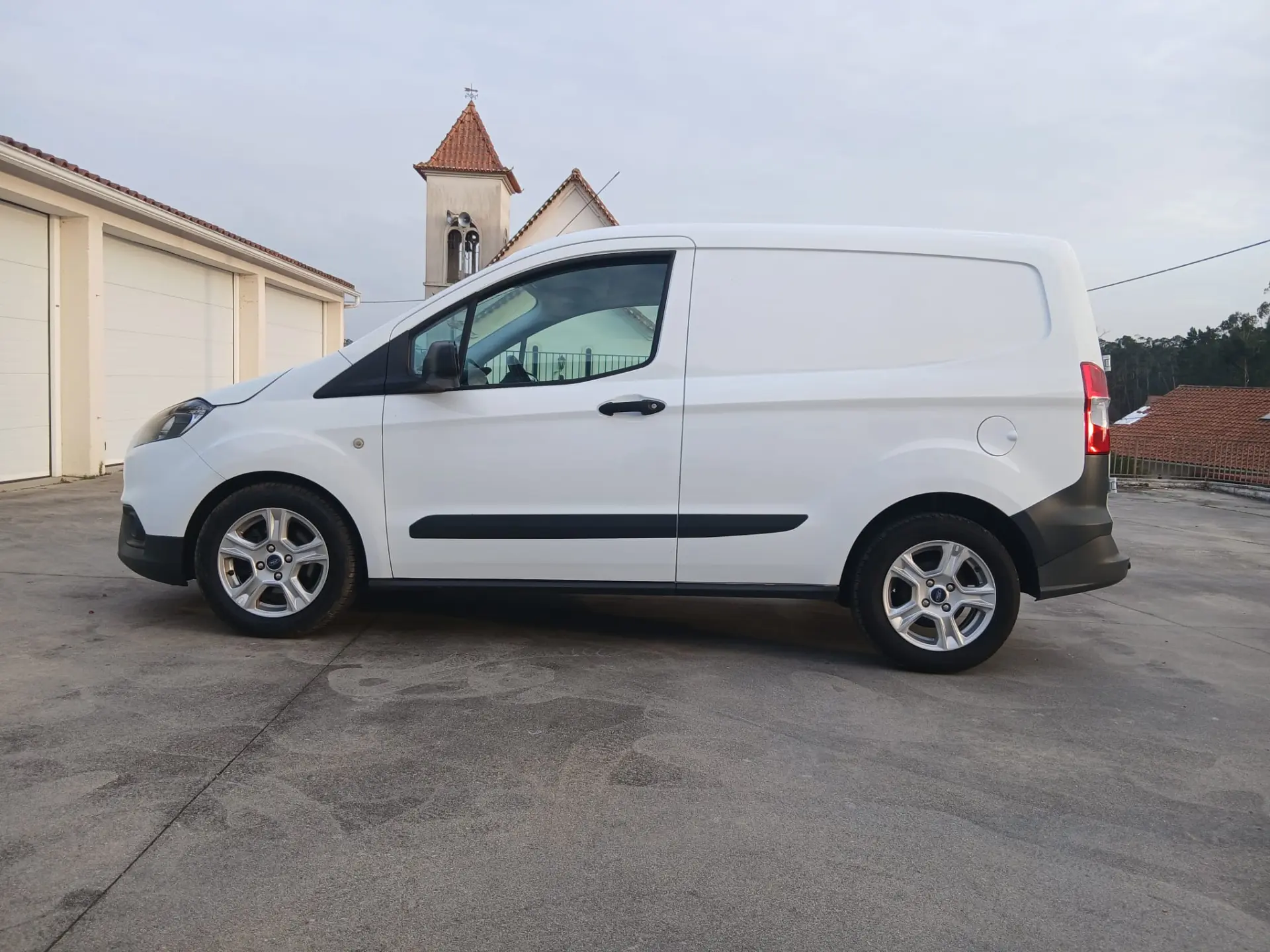 Ford Tourneo Courier 1.5 TDCi Ambiente 6