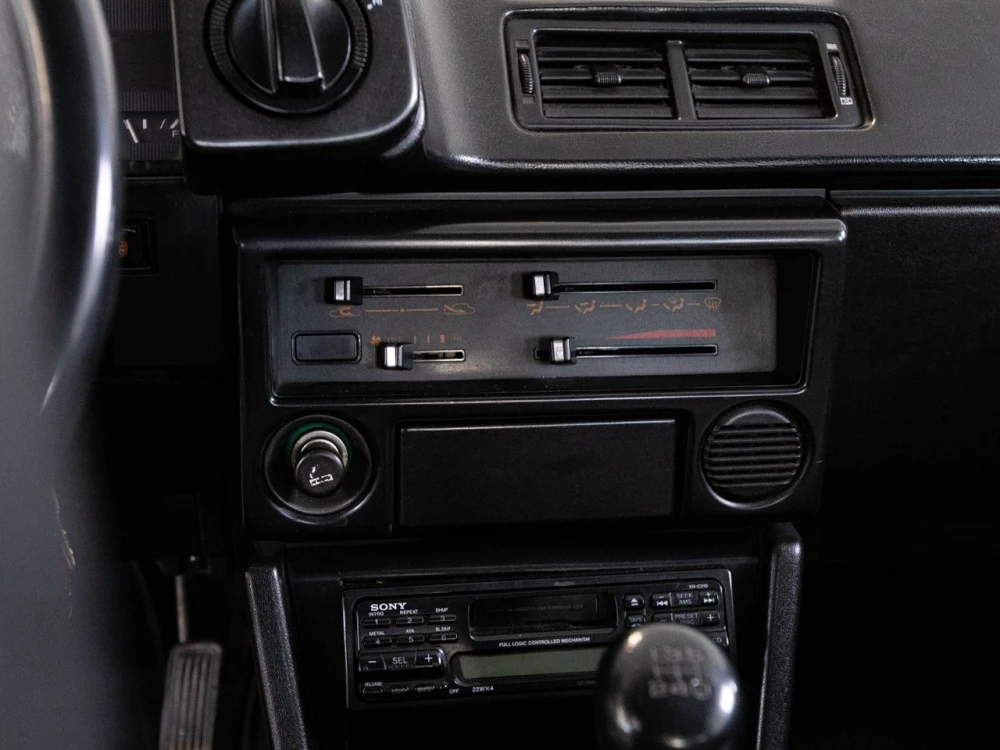 Toyota Corolla Coupe GT (AE86) 17