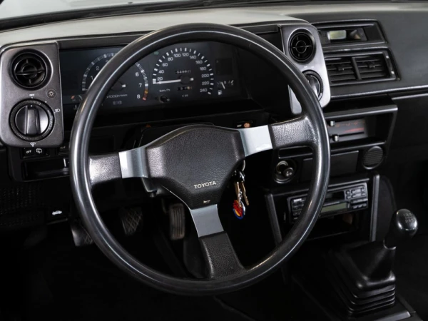 Toyota Corolla Coupe GT (AE86) 9