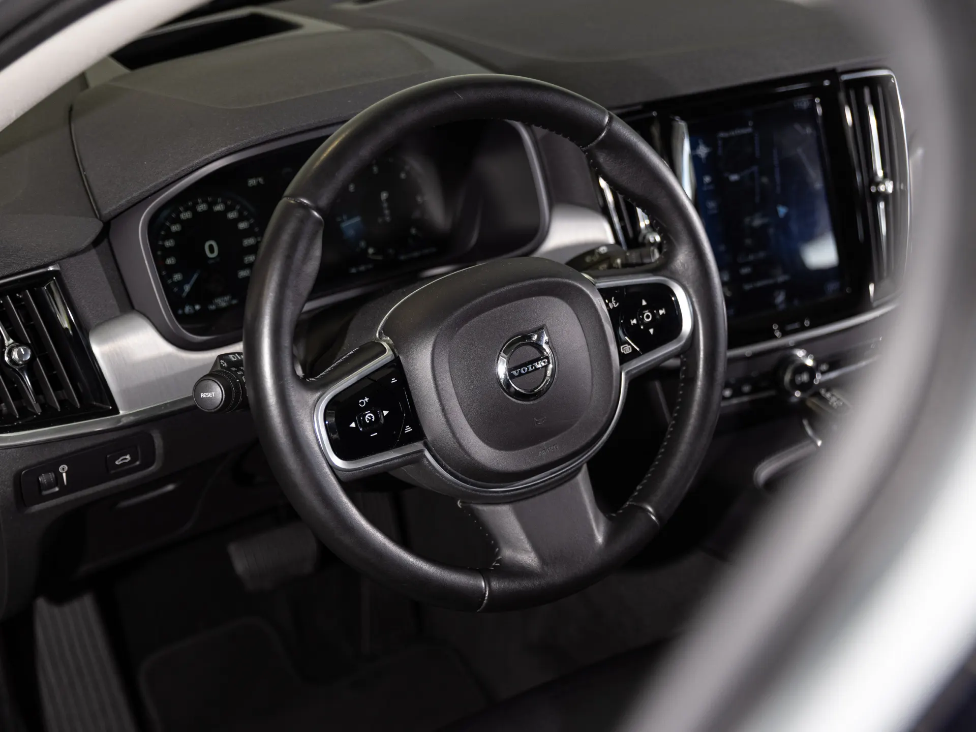 Volvo V90 2.0 D5 Momentum AWD Geartronic 14