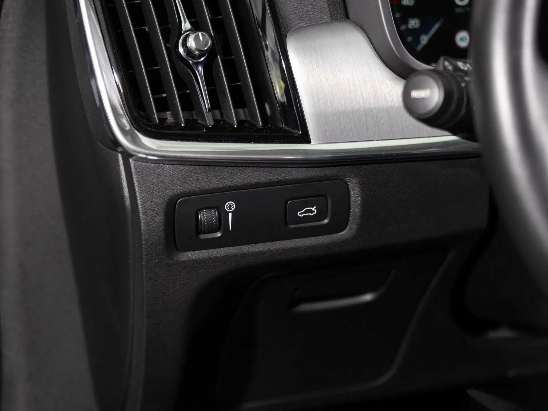 Volvo V90 2.0 D5 Momentum AWD Geartronic 15