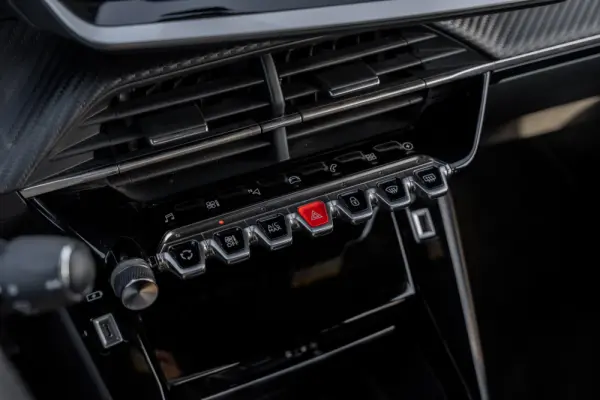 Peugeot e-2008 50 kWh GT 13