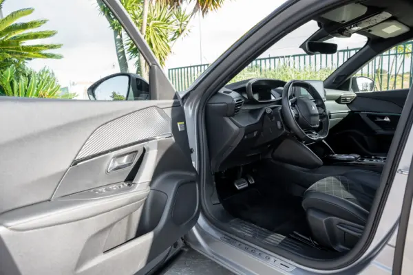 Peugeot e-2008 50 kWh GT 17