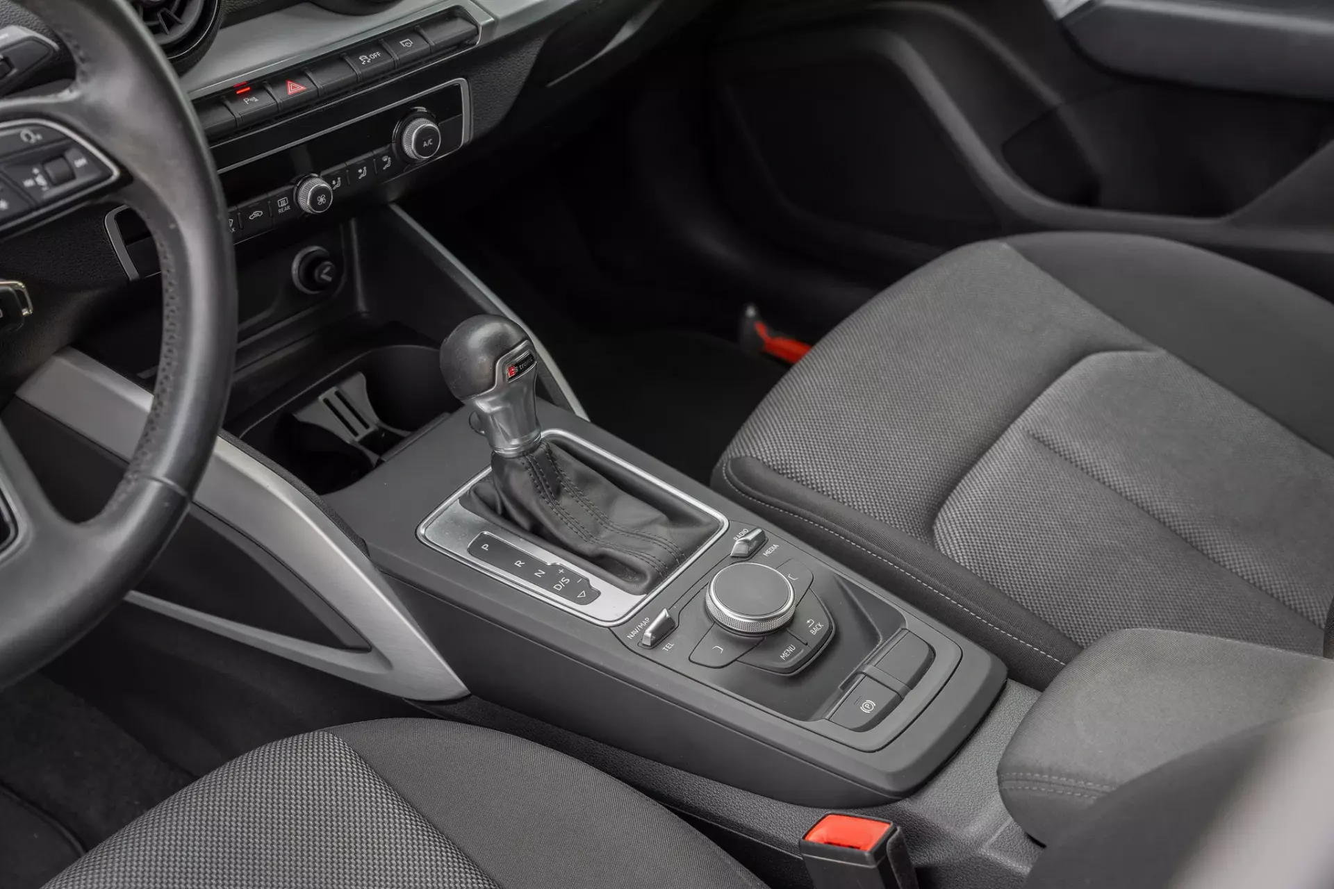 Audi Q2 30 TFSI Design S tronic 14