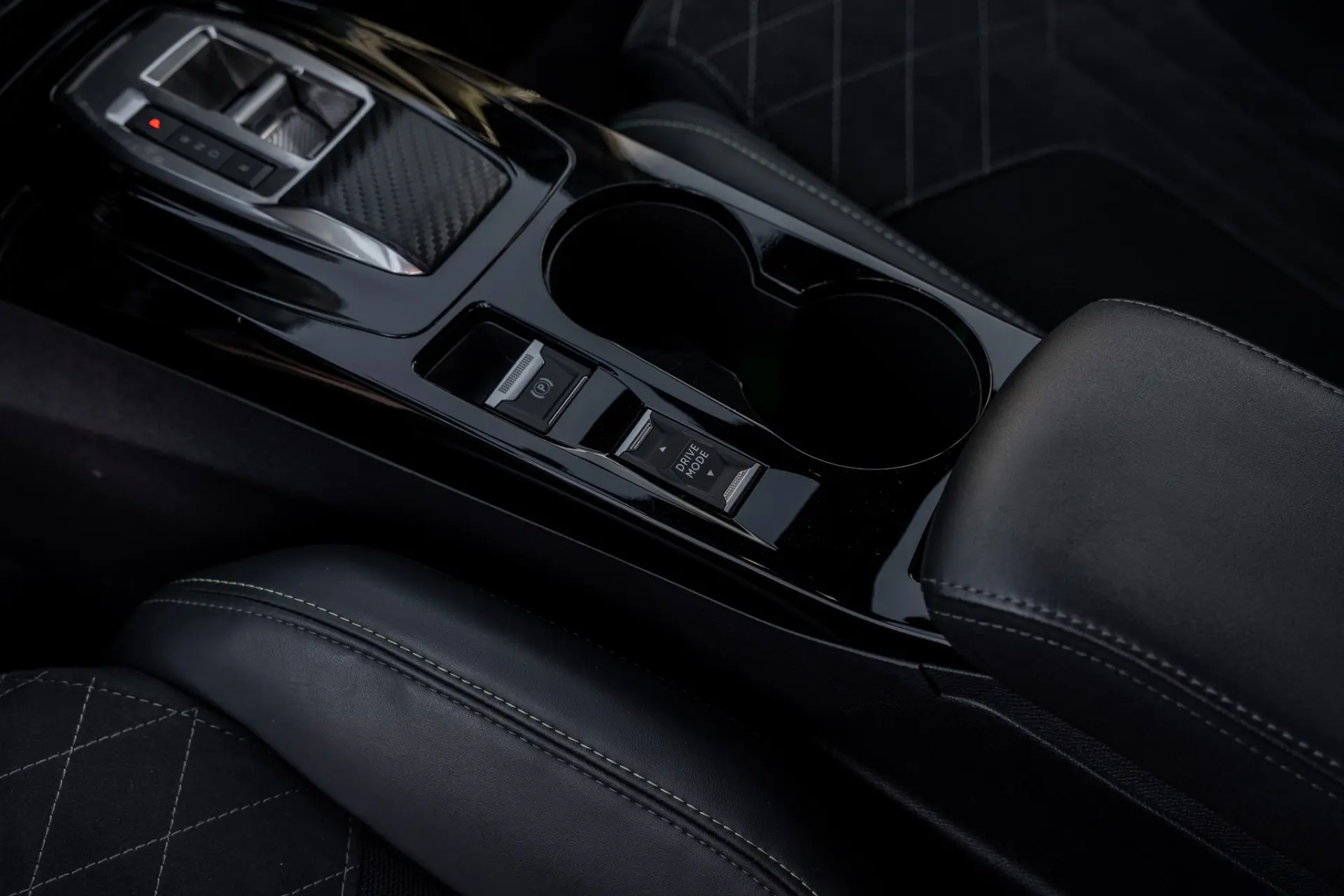 Peugeot e-2008 50 kWh GT 15