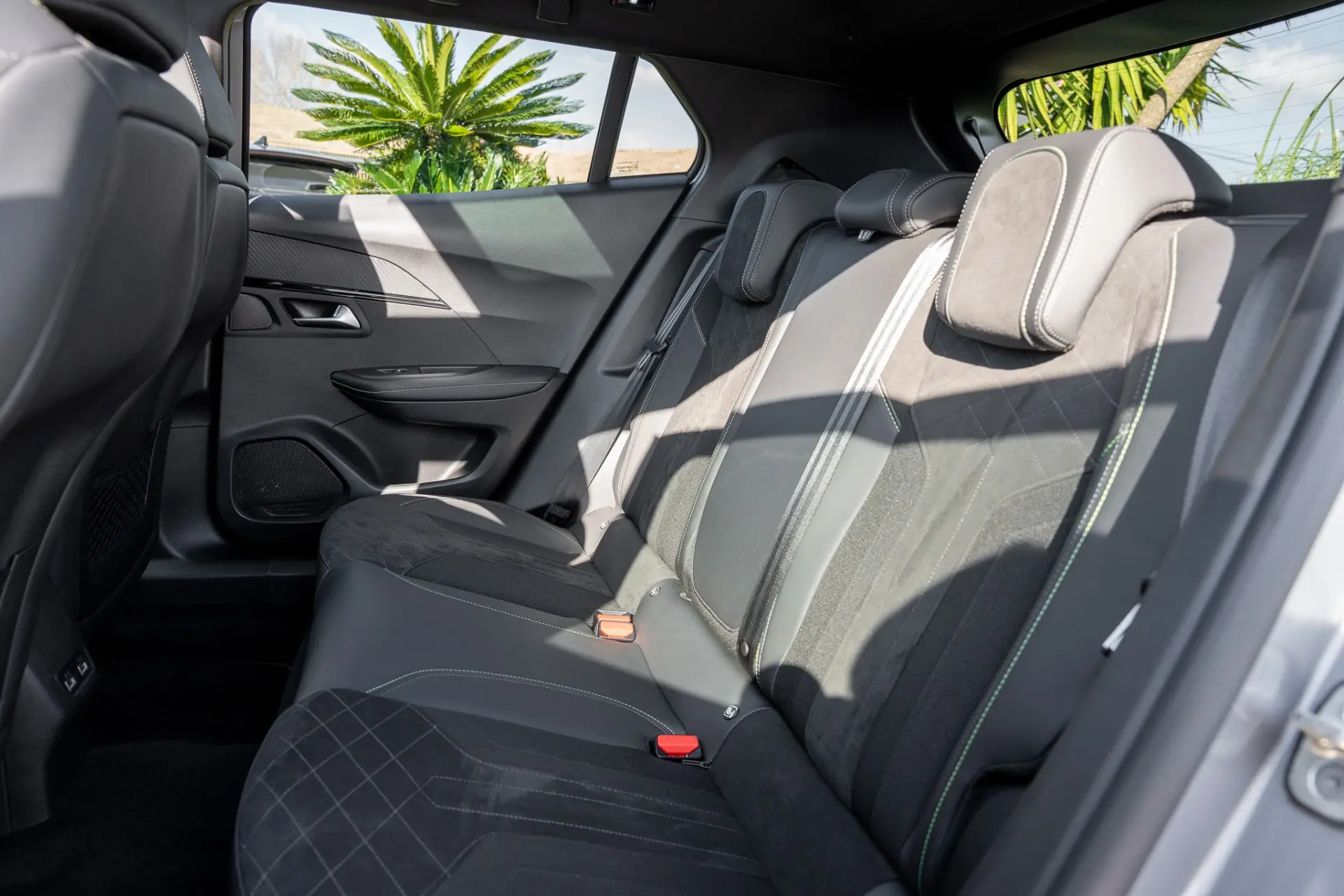 Peugeot e-2008 50 kWh GT 20