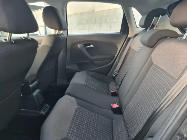 Volkswagen Polo 1.0 Confortline 10