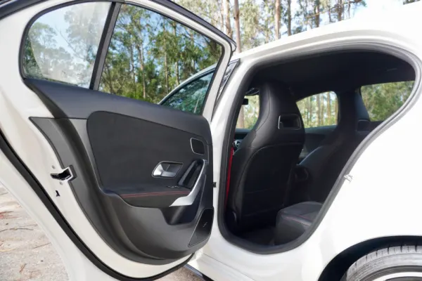 Mercedes-Benz A 35 AMG 4Matic 12