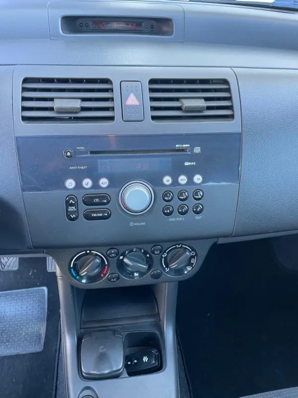 Suzuki Swift 1.3 16V GLX 11