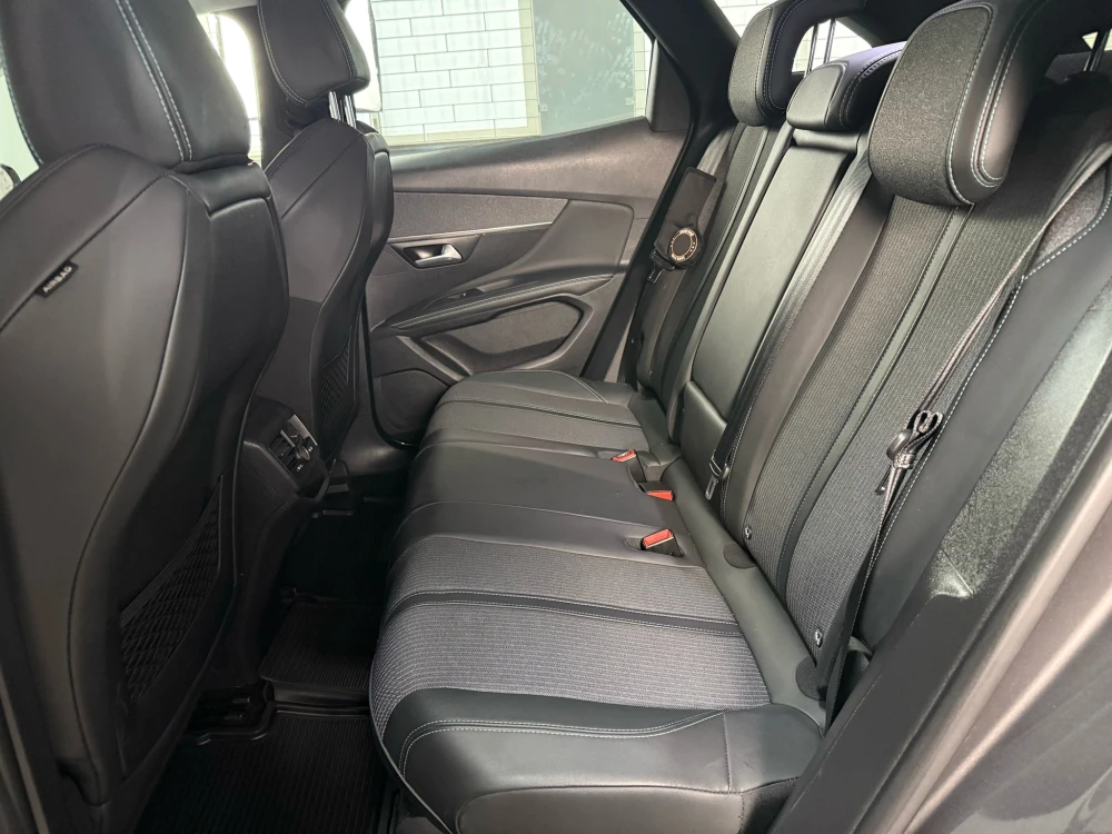 Peugeot 3008 Allure pack EAT8 130 cv 17